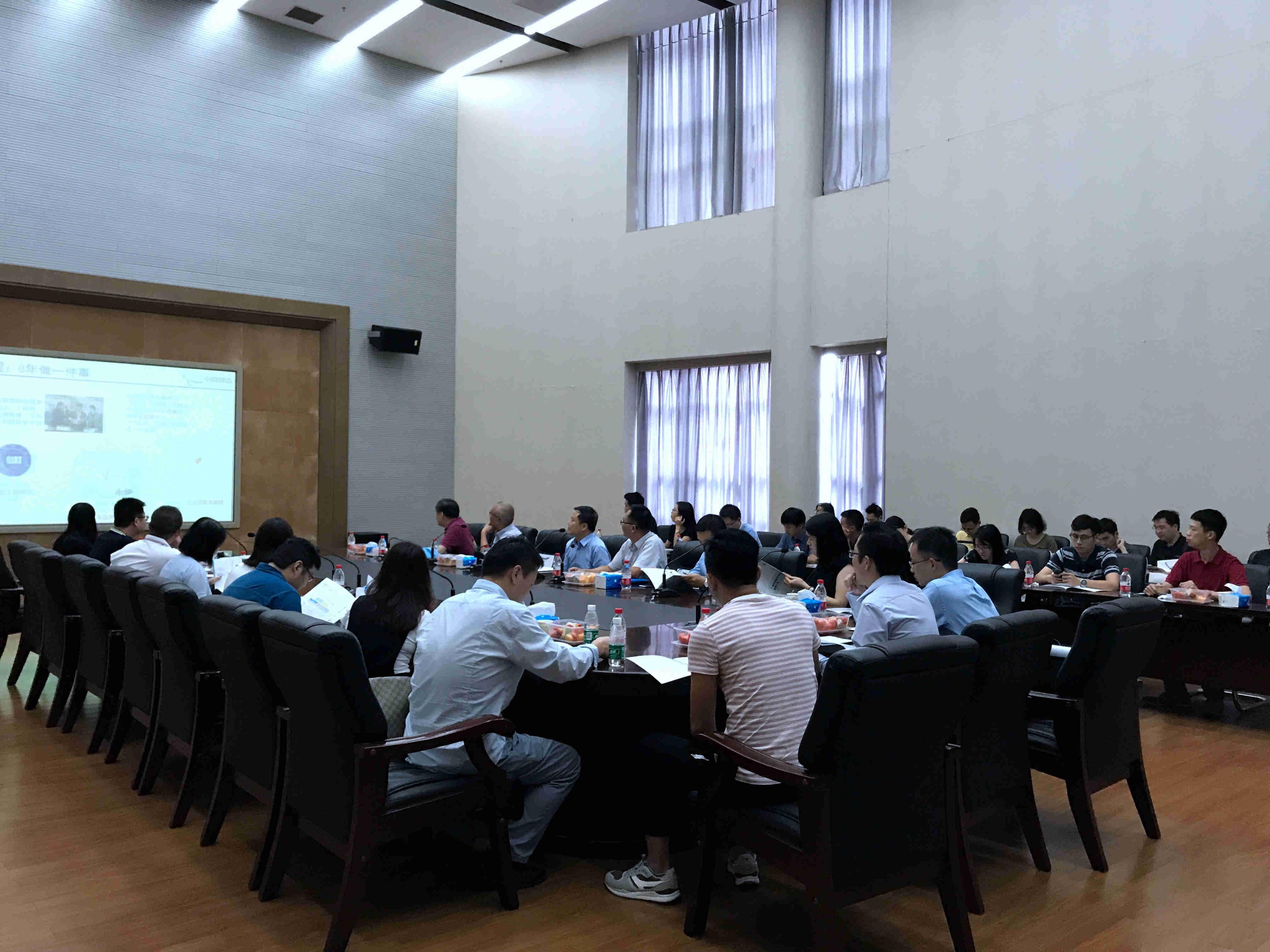 健齿生物科技有限公司总经理陈贤帅向学员介绍公司情况。